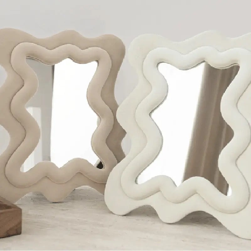 Mía Mirror